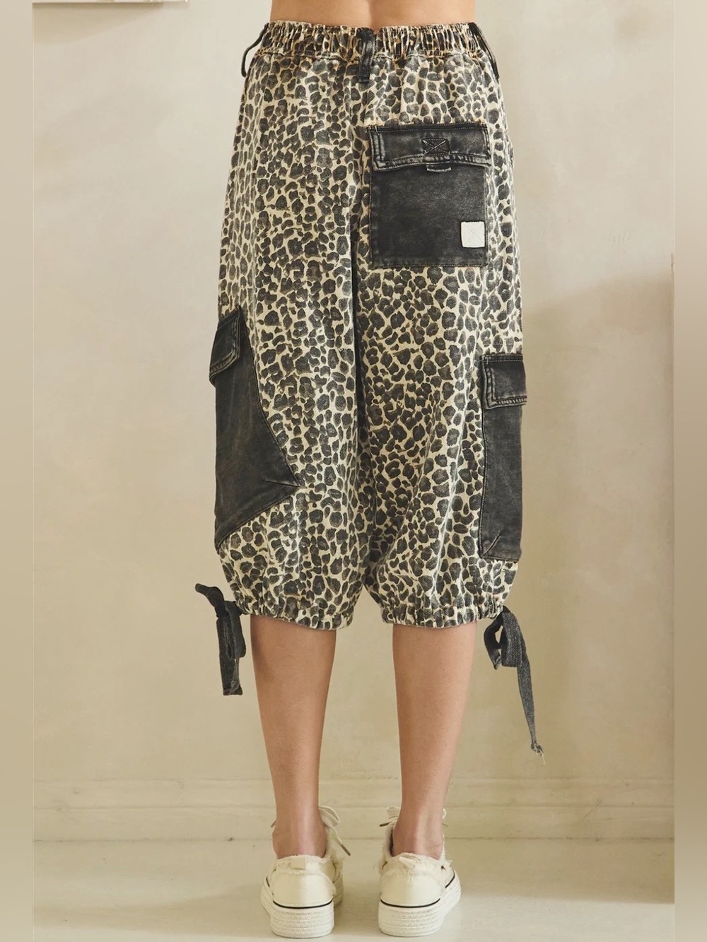 Oli & Hali Cheetah Print Cargo Capri Pants - Picture 2 of 7